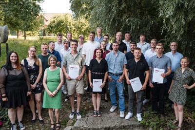 Gruppenfoto mit Lehrkräften und Lynn Schlichting (VGL Niedersachsen-Bremen) - © Jan-Hendrik Boer / VGL Niedersachsen-Bremen e.V. Gruppenfoto mit Lehrkräften und Lynn Schlichting (VGL Niedersachsen-Bremen)