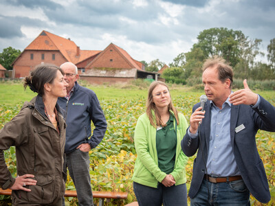 Agrarministerin Miriam Staudte (l.) und Volker Hahn (r., Vorsitzender des LWK-Fachbeirats Versuchswesen Pflanze) auf dem LeguNet-Soja-Feldtag der Landwirtschaftskammer Niedersachsen in Blender im Kreis Verden.