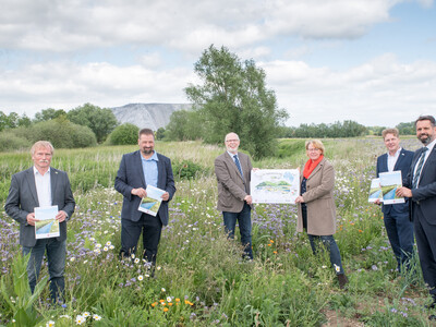 Unterzeichnung der Vereinbarung Der Niedersächsische Weg – Maßnahmenpaket für Natur-, Arten- und Gewässerschutz am 25.05.2020 in Wunstorf.