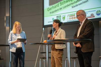 Moderatorin Janina Tiedemann, Landwirtschaftsministerin Miriam Staudte und LWK-Präsident Gerhard Schwetje beim Eröffnungstalk