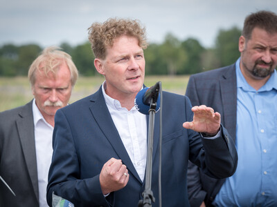 Dr. Holger Buschmann (NABU, vorn) nach der Unterzeichnung der Vereinbarung Der Niedersächsische Weg – Maßnahmenpaket für Natur-, Arten- und Gewässerschutz am 25.05.2020 in Wunstorf.