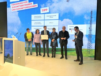 Bundeslandwirtschaftsminister Cem Özdemir (rechts) überreichte die Förderurkunde an Vertreter*innen des 'TiPP'-Projektkonsortiums.