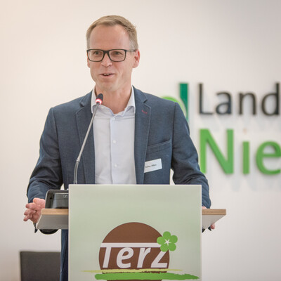 Sören Affeld, Geschäftsführer des Substratherstellers Stender GmbH in Schermbeck (Kreis Wesel), während der Abschlussveranstaltung für das Projekt 'TerZ - Einsatz torfreduzierter Substrate im Zierpflanzenbau' am 23.03.2023 in Hannover-Ahlem.