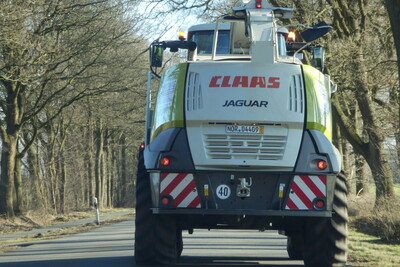 Aufgrund der Witterungsverhältnisse können Erntemaschinen mit einer Breite von mehr als 3,50 m auf der Straße fahren, wenn ein entsprechender Antrag gestellt wurde. Die Ausnahme ist bis zum Ende des Jahres 2024 befristet.