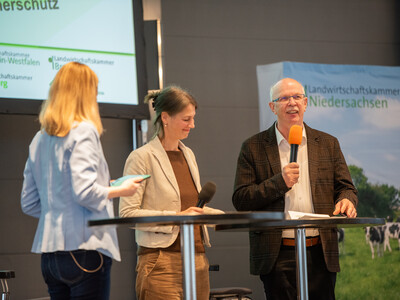 Moderatorin Janina Tiedemann, Landwirtschaftsministerin Miriam Staudte und LWK-Präsident Gerhard Schwetje beim Eröffnungstalk