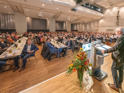 Gut 400 Besucherinnen und Besucher kamen am Dienstag (29.10.2024) zum Unternehmertag der Landwirtschaftskammer Niedersachsen in die Cloppenburger Stadthalle. Auf der Bühne ist Kammerpräsident Gerhard Schwetje zu sehen.