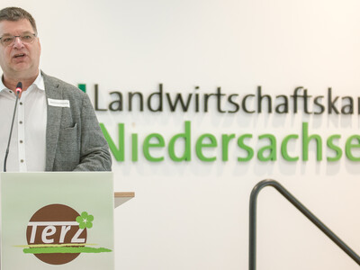 Jens Schachtschneider (im Vorstand d. Bundesverbandes Zierpflanzen sowie Vorsitzender des Gartenbauausschusses) während der Abschlussveranstaltung für das Projekt TerZ - Einsatz torfreduzierter Substrate im Zierpflanzenbau am 23.03.2023 in Hannover-Ahlem.