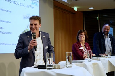 NABU-Landesvorsitzender Dr. Holger Buschmann (l.) während der Präsentation der Fortschritte des Niedersächsischen Wegs am 13.03.2025 in Berlin.
