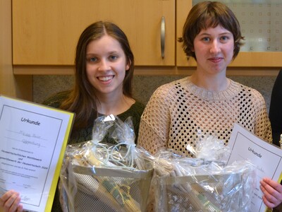 Miriam Meier (links, 2. Platz) und Michelle Dieker (1. Platz) werden Cloppenburg Mitte April beim Landesentscheid des hauswirtschaftlichen Wettbewerbs in Hannover vertreten.