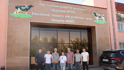 Gruppenfoto vor dem Schulungszentrum in Kasachstan