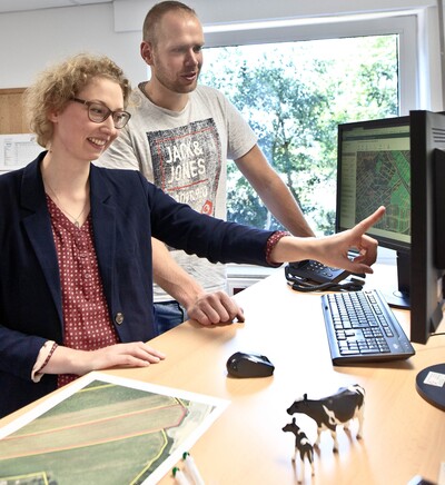 Beraterinnen und Berater der Landwirtschaftskammer (LWK) unterstützen Landwirte bei der Weiterentwicklung ihres Betriebs. Im Bild LWK-Beraterin Madlen Klapproth (l.) und Landwirt Simon Haschen.