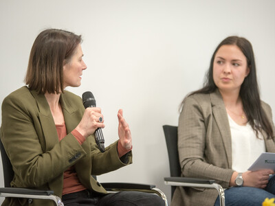 Agrarministerin Miriam Staudte (l.) und Moderatorin Larissa Trutwig während der Ehrung der Jahrgangsbesten in der Aus- und Fortbildung am 21.02.2024 in Hannover.