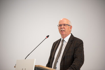 Der Kammerbeitrag als solide finanzielle Basis sichere dem Berufsstand langfristig die praxisnahe Unterstützung und die Möglichkeit der Mitgestaltung, die in der LWK seit 126 Jahren hervorragend funktioniere, so Kammerpräsident Gerhard Schwetje. - © Christopher Hanraets Kammerpräsident Gerhard Schwetje auf der Außerordentlichen Kammerversammlung Mai 2025