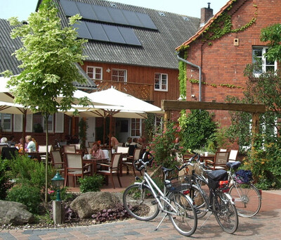 Urlauber bei Fahrradausflug vor einem Hofcafe - © S. Hoppe - © Sabine Hoppe Urlauber bei Fahrradausflug vor einem Hofcafe