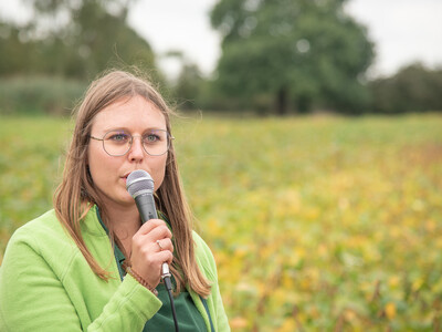 Projektkoordinatorin Wiebke Schlich (LWK) auf dem LeguNet-Soja-Feldtag der Landwirtschaftskammer Niedersachsen in Blender (Kreis Verden).