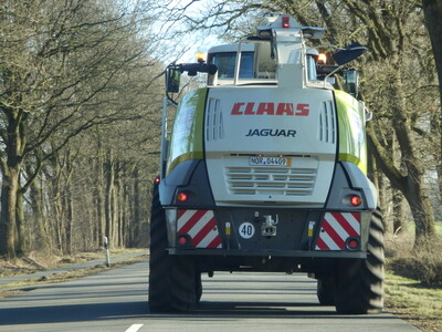 Aufgrund der Witterungsverhältnisse können Erntemaschinen mit einer Breite von mehr als 3,50 m auf der Straße fahren, wenn ein entsprechender Antrag gestellt wurde. Die Ausnahme ist bis zum Ende des Jahres 2024 befristet.