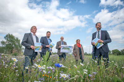 Unterzeichnung der Vereinbarung Der Niedersächsische Weg – Maßnahmenpaket für Natur-, Arten- und Gewässerschutz am 25.05.2020 in Wunstorf.