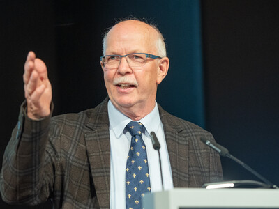 Die Landwirtschaftskammer Niedersachsen möchte den Dialog zwischen Gesellschaft, Kirche und Landwirtschaft fördern: Kammerpräsident Gerhard Schwetje auf dem 22. Unternehmertag der LWK am 29.10.2024 in Cloppenburg.