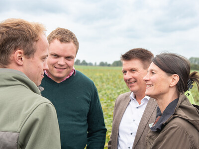 V.l.: Die Landwirte Frederik Clasen und Jan Hecht mit Stefan Ortmann (stellv. Kammerdirektor) und Agrarministerin Miriam Staudte auf dem LeguNet-Soja-Feldtag der Landwirtschaftskammer Niedersachsen in Blender im Kreis Verden.