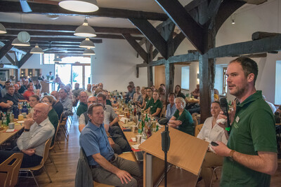 Heiko Borchers (LWK-Berater Ökologischer Landbau) als Referent beGrünlandfeldtag der Landwirtschaftskammer Niedersachsen und der Senatorin für Umwelt, Klima und Wissenschaft der Freien Hansestadt Bremen am 06.08.2024 auf Hof Bavendamm im Bremer Blockland.