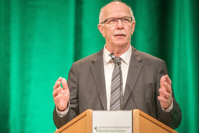 „Mit der Neuorganisation der Arbeit unserer Bezirksstellen werden wir die drängenden Fragestellungen unserer Betriebe schnell und praxisnah lösen können“, sagte Kammerpräsident Gerhard Schwetje am 30.11.2023 auf der Kammerversammlung in Oldenburg.