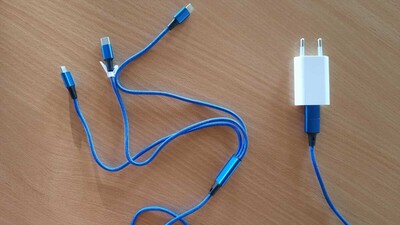 ladegerät mit mehreren Anschlüssen - © Marianne Riecke ladegerät mit mehreren Anschlüssen