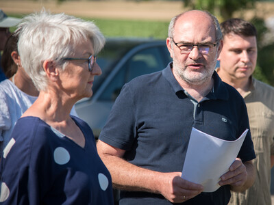 Umweltdezernent Sven Volkers (M.) während der Vorstellung einer Fläche speziell für den Rebhuhnschutz nahe Wolfenbüttel-Leinde. Derartige Projekte werden im Zuge des Natur- und Artenschutzbündnisses „Der Niedersächsische Weg“ vermehrt umgesetzt.