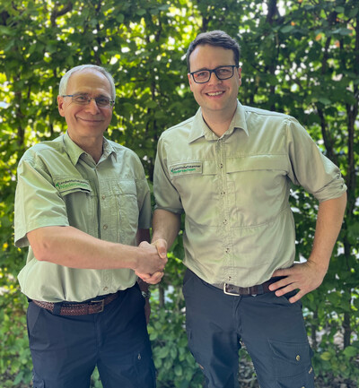 Symbolische Staffelstabübergabe im Forstamt Uelzen: Lukas von Weichs (rechts) übernimmt die Leitung des Forstbezirkes Bevensen von Michael Friebe (links).