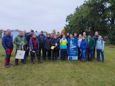 Slowenische Fachleute informierten sich an der Musterzaunanlage des LBZ Echem über den wolfsabweisenden Herdenschutz in Niedersachsen - © Elke Steinbach Slowenische Fachleute informierten sich an der Musterzaunanlage des LBZ Echem über den wolfsabweisenden Herdenschutz in Niedersachsen