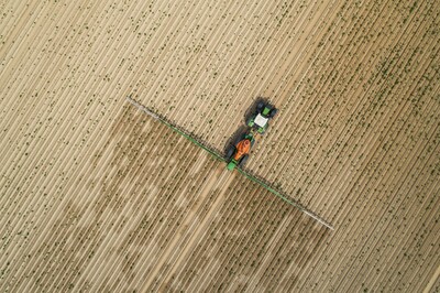 Digitalisierung in der Landtechnik: Eine Exkursion der Beraterhochschultagung führte zum Werk des Herstellers Amazone in Hasbergen. Im Bild eine Anhängespritze mit GPS-geführter Einzeldüsenschaltung, automatischer Vorgewende- und Teilbreitenschaltung.