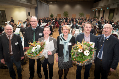 Timo Runge (3.v.l.) und Steffen König (2.v.r.) sind in Oldenburg mit dem Arbeitnehmerpreis 2019 für besonderes Engagement ausgezeichnet worden.