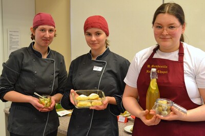 Bei der Nahrungszubereitung werden sowohl das Ergebnis als auch die Planung und die Arbeitsweise bewertet.