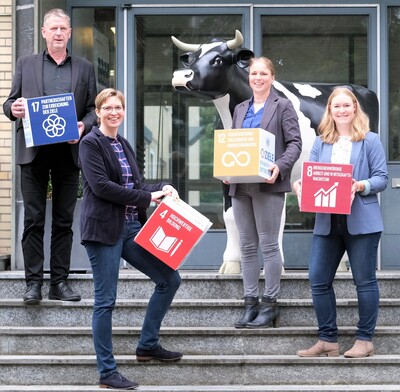Setzen die insgesamt 17 Nachhaltigkeitsziele der UNESCO um (v.l.): Dr. Helmut Steinkamp, Ina Lange, Mareike Beer (Uni Osnabrück, Projektpartnerin NaMiTec) und Pia Wachenfeld. - © Thomas Hartwig Setzen die insgesamt 17 Nachhaltigkeitsziele der UNESCO um (v.l.): Dr. Helmut Steinkamp, Ina Lange, Mareike Beer (Uni Osnabrück, Projektpartnerin NaMiTec) und Pia Wachenfeld.