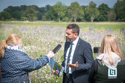 Unterzeichnung der Vereinbarung Der Niedersächsische Weg – Maßnahmenpaket für Natur-, Arten- und Gewässerschutz am 25.05.2020 in Wunstorf.