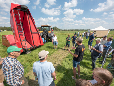 Schlepper mit innovativer, sensorgestützter Maschine zur Ampferbekämpfung, zu sehen auf dem Grünlandfeldtag der Landwirtschaftskammer Niedersachsen und der Senatorin für Umwelt, Klima und Wissenschaft am 06.08.2024 auf Hof Bavendamm im Bremer Blockland.