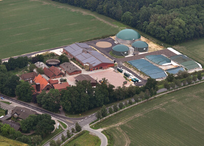 Luftaufnahme Hof mit Biogasanlage - © Flug Foto Nord, Delmenhorst Luftaufnahme Hof mit Biogasanlage