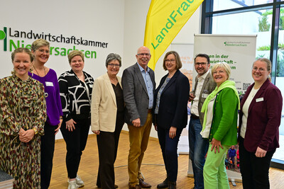 V.l.: Maja Mogwitz, Elisabeth Brunkhorst, Iris Tapphorn, Ina Janhsen, Kammerpräsident Gerhard Schwetje, Staatssekretärin Frauke Patzke, Jakob Lipp, Heike Sprengel, Frauke Schwiderrek. - © Andreas Teichler V.l.: Maja Mogwitz, Elisabeth Brunkhorst, Iris Tapphorn, Ina Janhsen, Kammerpräsident Gerhard Schwetje, Staatssekretärin Frauke Patzke, Jakob Lipp, Heike Sprengel, Frauke Schwiderrek.