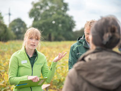 LWK-Eiweißpflanzen-Expertin Mareike Beiküfner (l.) auf dem LeguNet-Soja-Feldtag der Landwirtschaftskammer Niedersachsen in Blender (Kreis Verden).