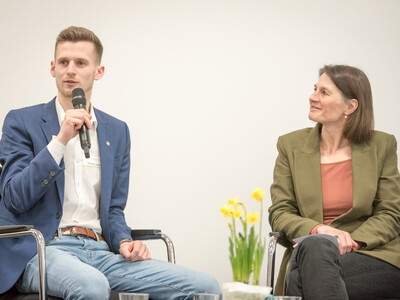 Jahrgangsbester Hinnerk Lohmann (l.) und Agrarministerin Miriam Staudte während der Ehrung der Jahrgangsbesten in der Aus- und Fortbildung am 21.02.2024 in Hannover.