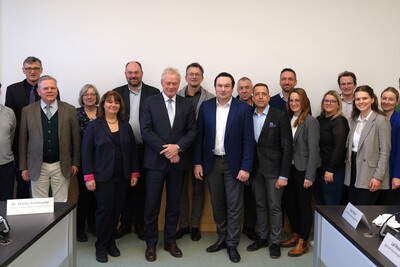 Im Gespräch mit Bundeslandwirtschaftsminister Alois Rainer (8.v.l.) hoben Marktexpertinnen und -experten des Arbeitskreises Marktwirtschaft beim Verband der Landwirtschaftskammern die Bedeutung der regionalen Markt- und Preisberichterstattung hervor. - © Bundesministerium für Landwirtschaft, Ernährung und Heimat Im Gespräch mit Bundeslandwirtschaftsminister Alois Rainer (8.v.l.) hoben Marktexpertinnen und -experten des Arbeitskreises Marktwirtschaft beim Verband der Landwirtschaftskammern die Bedeutung der regionalen Markt- und Preisberichterstattung hervor.