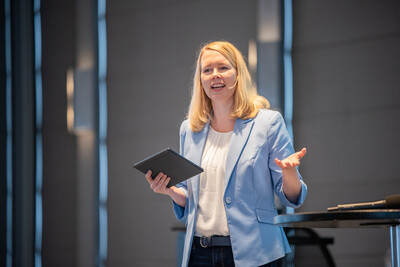 Janina Tiedemann führte als Moderatorin durch den Arbeitnehmertag 2024