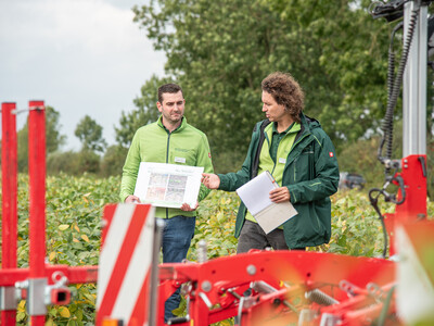 Beregnungsexperte Henning Gödeke (l.) und Ökolandbau-Berater Volker Graß auf dem LeguNet-Soja-Feldtag der Landwirtschaftskammer Niedersachsen in Blender (Kreis Verden).