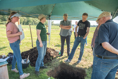 LWK-Bodenexpertin Dr. Sarah Witte (2.v.l.) erläutert das Bodenprofil während des Grünlandfeldtags der Landwirtschaftskammer Niedersachsen und der Senatorin für Umwelt, Klima und Wissenschaft am 06.08.2024 im Bremer Blockland.