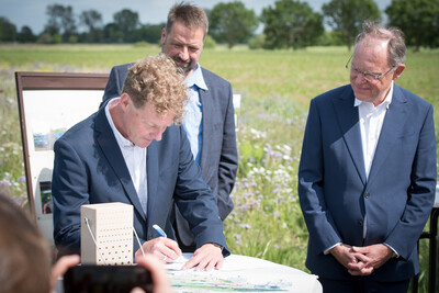  Dr. Holger Buschmann (NABU) bei der Unterzeichnung der Vereinbarung Der Niedersächsische Weg – Maßnahmenpaket für Natur-, Arten- und Gewässerschutz am 25.05.2020 in Wunstorf.