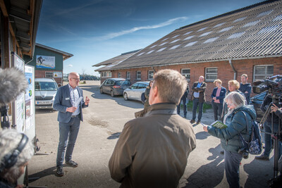 Projektkoordinator Uwe Schröder (l.) beim Auftakt für das Projekt zur klimaschonenden Moornutzung (MoWa) am 11.04.2022 auf dem Hof von Dirk Hanken im Ipweger Moor bei Elsfleth.