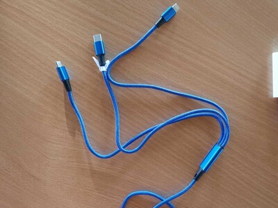 ladegerät mit mehreren Anschlüssen - © Marianne Riecke ladegerät mit mehreren Anschlüssen