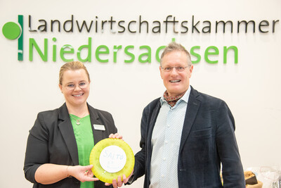 Symbolische Übergabe des digitalen Schlüssels: Mareike Herbst (l.) übernimmt die Leitung der Bezirksstelle Hannover, ihr Vorgänger Rainer Gerlinger geht nach 35 Jahren bei der Landwirtschaftskammer in den Ruhestand.