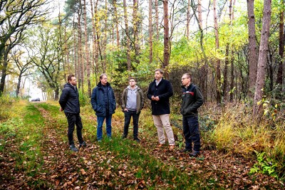 Rundgang durch den Privatwald bei Lauenbrück (v.l.): Bürgermeister Sven Maier (Samtgemeinde Fintel), Bürgermeister Jochen Intelmann (Lauenbrück), Ratsmitglied Rasmus Prien, SPD-Bundesvorsitzender Lars Klingbeil und LWK-Bezirksförster Ulf Wahlers.