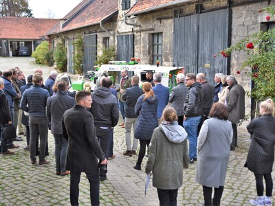 Die Fachleute des PraxisLabors Digitaler Ackerbau in Schickelsheim haben Gäste der Fraunhofer-Gesellschaft empfangen und ihnen u.a. die Funktionsweisen modernster digitaler Maschinen erläutert.