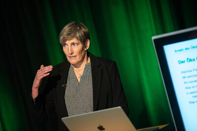 Dr. Alexandra Wichura (LWK), gab einen Einblick in die Entwicklung des ökologischen Landbaus.